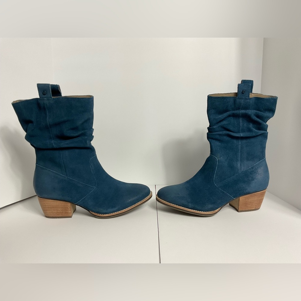 Blue Suede Boots by CAT ~ Women’s Incense Pull Up Boot ~ US size 9 ~ New In Box